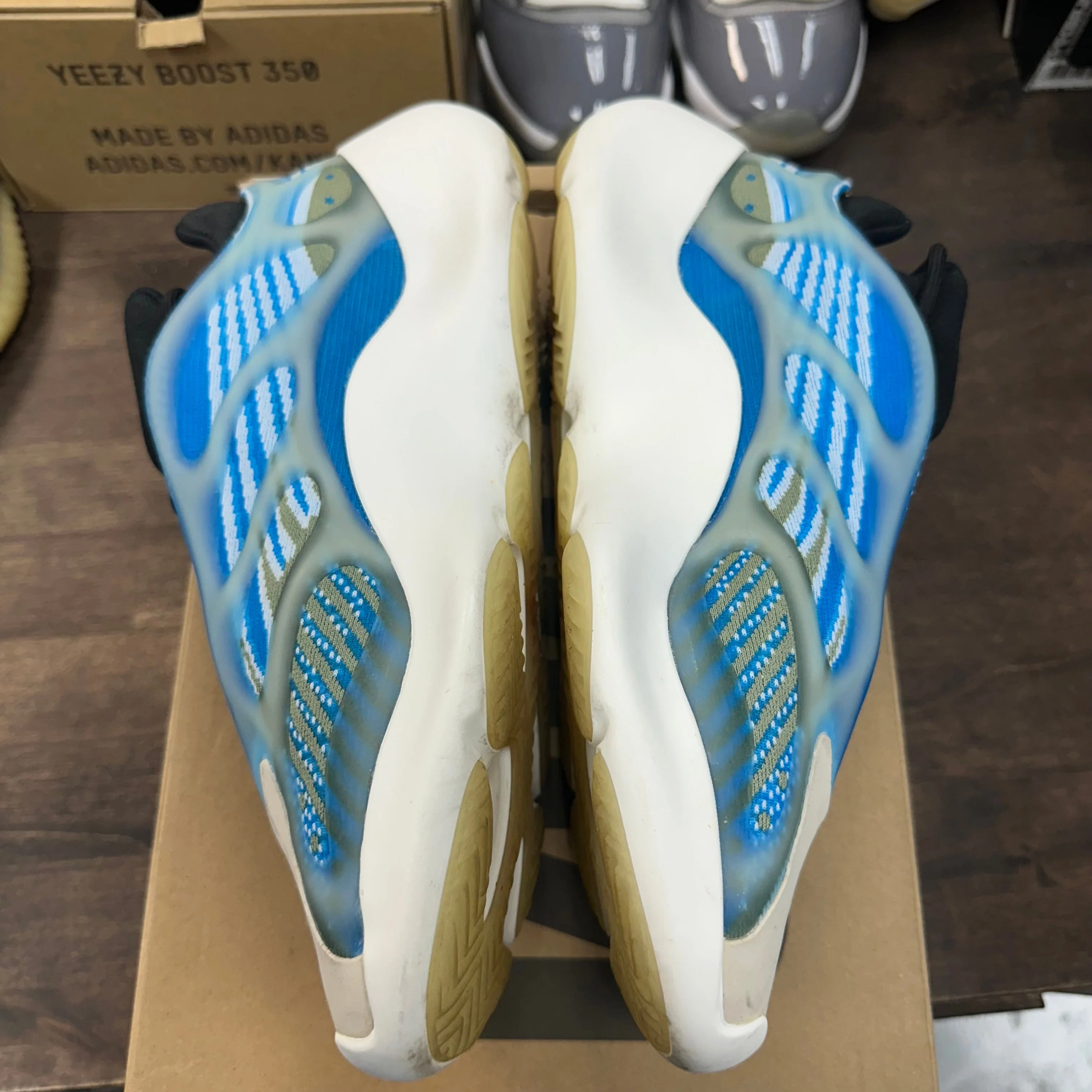 Arzareth Yeezy 700 V3 (USED) - Image 3