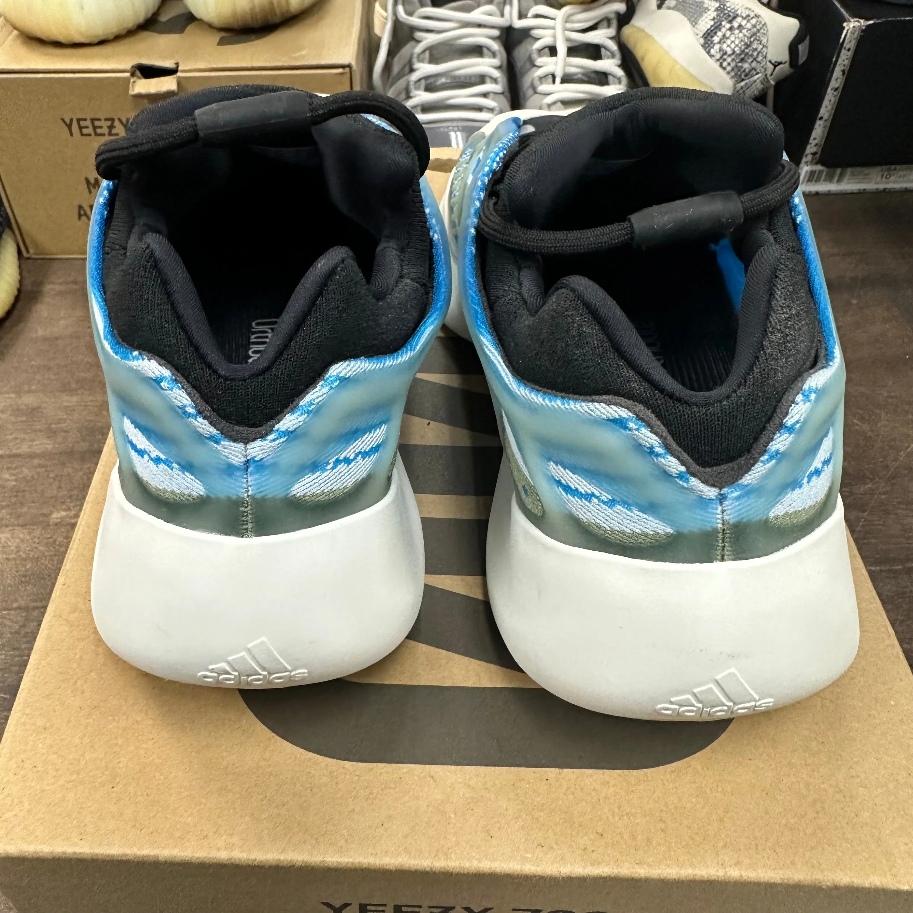 Arzareth Yeezy 700 V3 (USED) - Image 4
