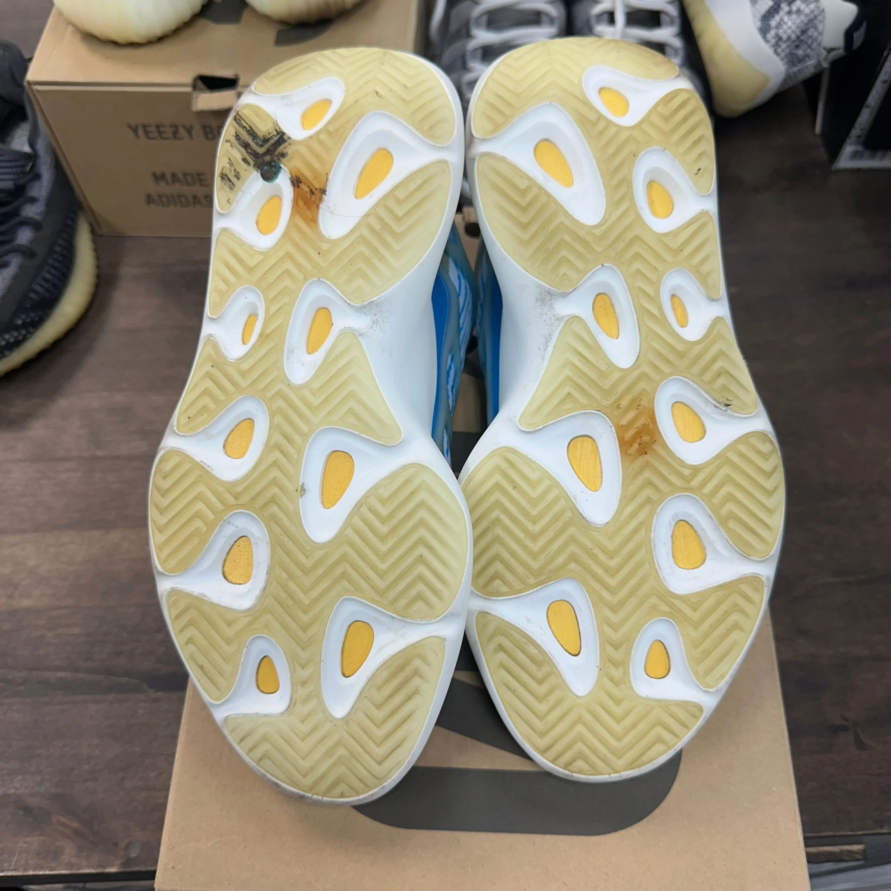 Arzareth Yeezy 700 V3 (USED) - Image 5